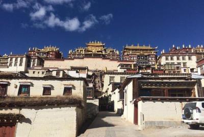 Excursión de 1 día a Shangri-La con el monasterio de Ganden, el lago Napahai y la ciudad tibetana Excursión de 1 día a Shangri-La con el monasterio de Ganden, el lago Napahai y la ciudad tibetana