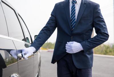 Traslado privado de salida: hotel al aeropuerto internacional de  Traslado privado de salida: hotel al aeropuerto internacional de