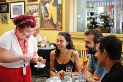 Tour privado de bocados y vinos de Atenas