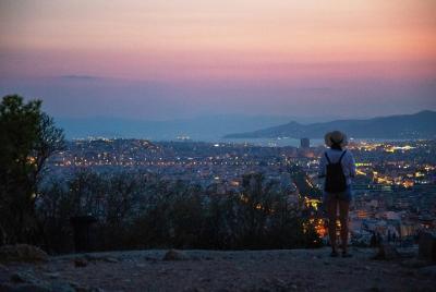 Atenas de noche con un local