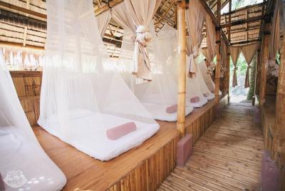 Choza de bambú en Tadom Hill Resort: plataforma de buceo, columpi