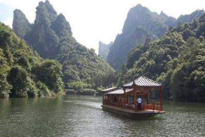 Boleto de entrada al lago Baofeng en Zhangjiajie (con paseo en bote) Boleto de entrada al lago Baofeng en Zhangjiajie (con paseo en bote)