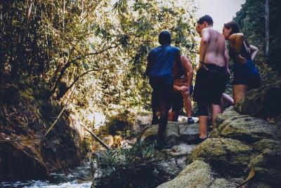 Acantilado saltando en una cascada tropical