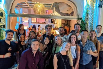 Experiencia de vida nocturna premium en Atenas Drunk Tour