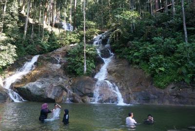 Picnic junto a la pintoresca cascada de Kanching