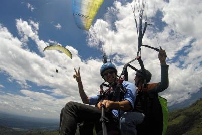Atrévase a vivir una experiencia única volando en parapente