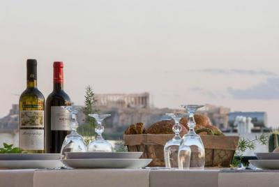 Cena griega en la azotea con vistas a la Acrópolis Cena griega en la azotea con vistas a la Acrópolis