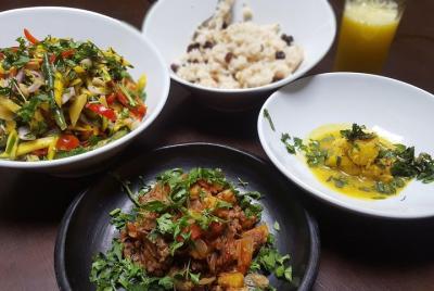 Proyecto comunitario de clases de cocina y tour de transformación