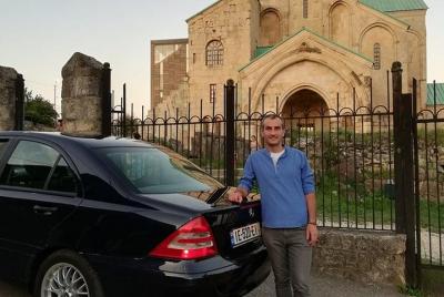 Viajar en Georgia (conductor, guía)
