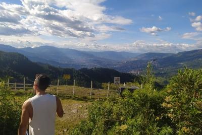 Senderismo cerca de las cascadas de Medellín y el mejor paisaje