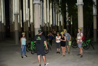 Tour nocturno en bicicleta en Medellín, comida típica y espectacu