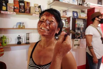 Hacer chocolate con leche orgánico y visitar hermosas cascadas en