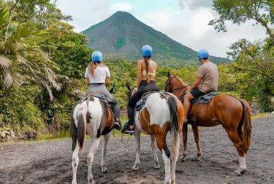 Experiencia de cabalgata en el volcán Arenal o en la selva del rí Experiencia de cabalgata en el volcán Arenal o en la selva del rí