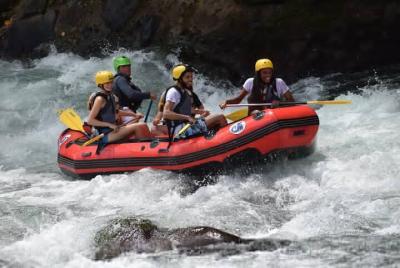 Experiencia de día completo en rafting en Costa Rica desde Arenal