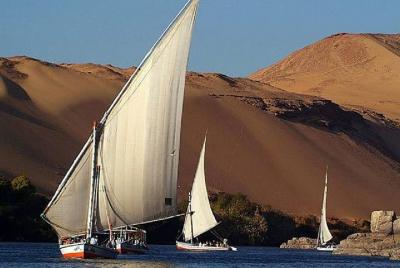 Viaje en velero con Felucca y visite el pueblo de Nubia en lancha