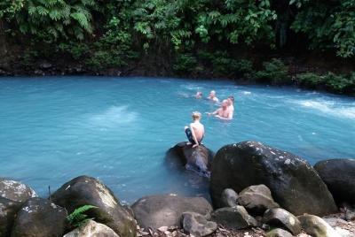 Tour a caballo por el río Celeste Tour a caballo por el río Celeste