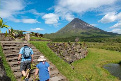 Caminata guiada al Parque Nacional Volcán Arenal Caminata guiada al Parque Nacional Volcán Arenal