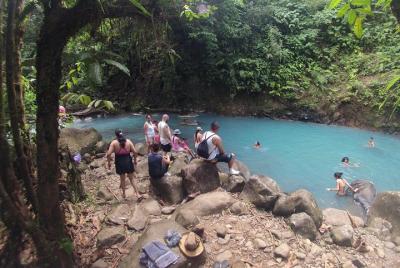 Camino privado para nadar en el agua azul. Camino privado para nadar en el agua azul.