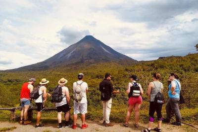 Senderismo en el Volcán Arenal con aguas termales desde La Fortun