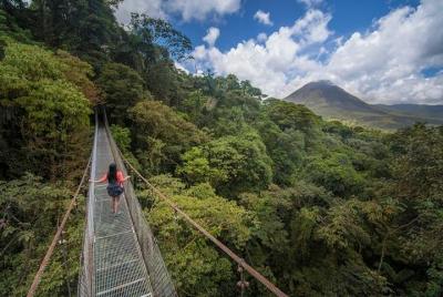 Recorrido de senderismo por los puentes colgantes de Arenal