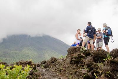 Caminata al volcán por la mañana, almuerzo y aguas termales