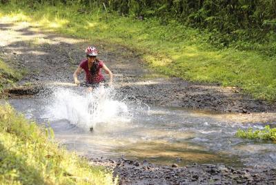 Ciclismo de montaña Lago Arenal Sendero accidentado con cruce de 