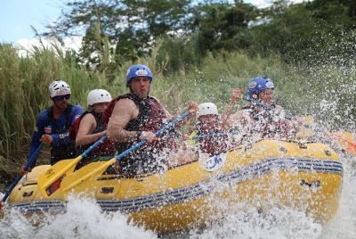 Piragüismo de aguas rápidas de clase III y IV en el río Balsa con