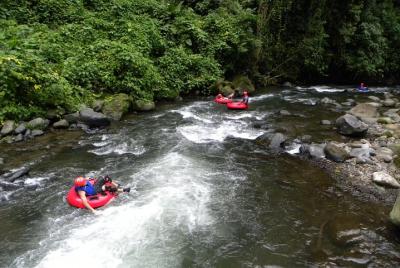 Aventura en tubing del río Arenal y aguas termales incluidas