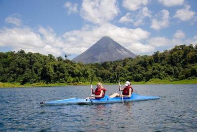 Kayak en el lago Arenal desde Arenal