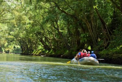 Flotador de Safari del Río Peñas Blancas desde La Fortuna