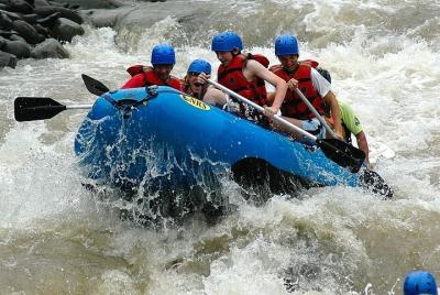 Rafting en aguas bravas (Clase III) -Área Arenal