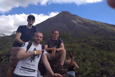 Volcán Arenal Campos de lava y aguas termales naturales