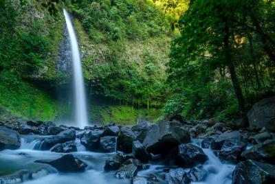 Catarata La Fortuna y Caminata al Volcán Arenal
