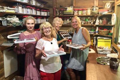 Puerto Viejo manos en chocolate haciendo clase. Del frijol a la b