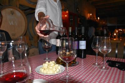 Tour de cata de vinos Hvar con cena tradicional