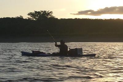 Excursión en kayak por la bioluminiscencia al atardecer