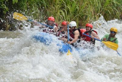 Descenso de rápidos de clase III-IV en el río Naranjo desde Manue