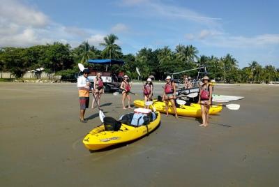 Kayak y esnórquel en el océano en Playa Samara