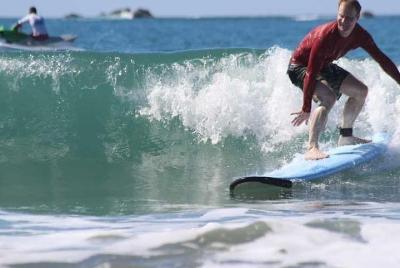 CLASES DE SURF de medio día y EXCURSIÓN A UNA CATARATA
