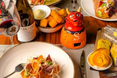 San José By Night Food Activity - Vinos y cena gourmet - Grupo pe