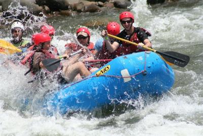 Rafting en aguas bravas clase II y III