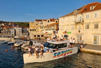 Recorrido mágico por la cueva azul y la isla de Hvar Recorrido mágico por la cueva azul y la isla de Hvar