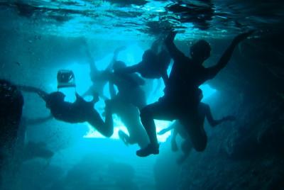 Kayak de mar y snorkeling a la cueva verde en la isla de Sipán de