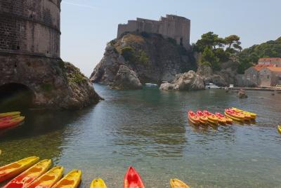 Tour en kayak al atardecer con esnórquel y vino en Dubrovnik