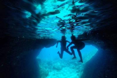 Tour guiado de kayak y esnórquel a la cueva verde y la isla Sipan