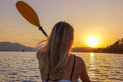 Mágico kayak al atardecer en Poros Mágico kayak al atardecer en Poros