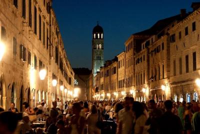 Dubrovnik por la historia de la noche, vino y picaduras Dubrovnik por la historia de la noche, vino y picaduras