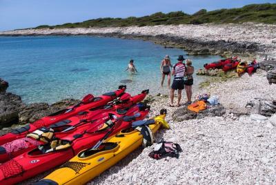 Actividad guiada en kayak de mar de 4 horas en Hvar