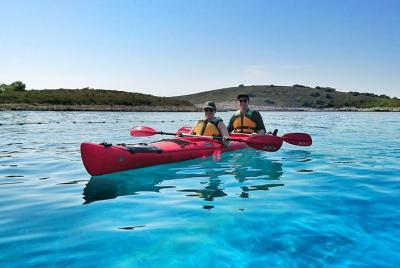 Excursión matutina en kayak de mar desde Hvar a las islas Pakleni Excursión matutina en kayak de mar desde Hvar a las islas Pakleni