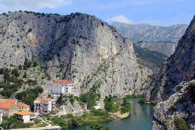 Excursión de un día a Omis y Cetina con almuerzo desde Makarska R Excursión de un día a Omis y Cetina con almuerzo desde Makarska R